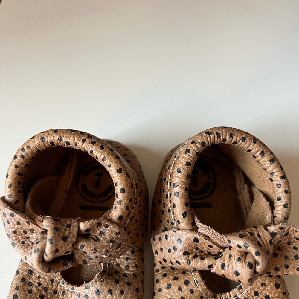 NWOT Freshly Picked Almond Speckles Leather Knotted Bow Baby Shoe - Picture 5 of 7